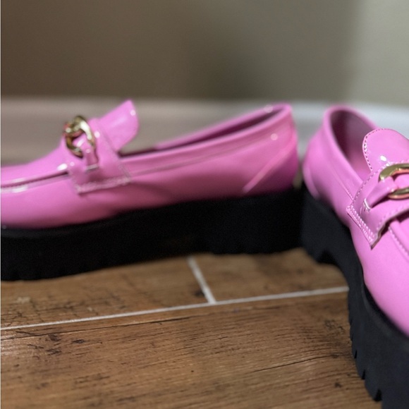 Hot Pink Platform Loafers w/ Gold Chain – Size 7.5 - Picture 3 of 6